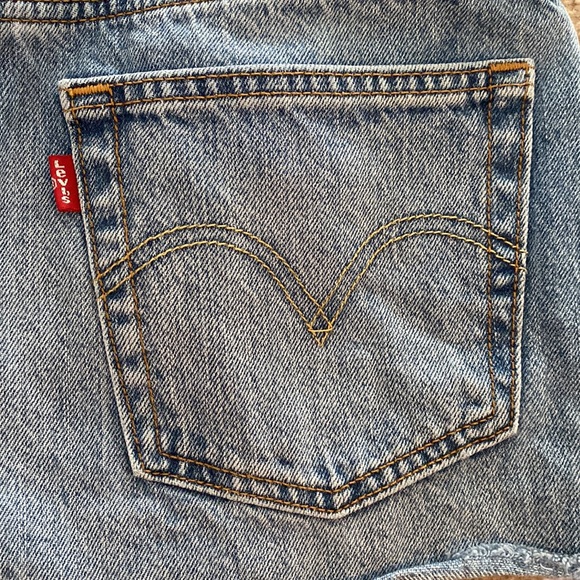 Levi’s Light-Wash Denim Shorts - Picture 5 of 5